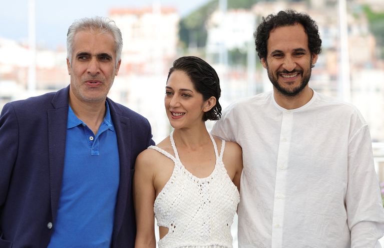 Zahra Amir Ebrahimi à Cannes, entourée par l'acteur Mehdi Bajestani et le réalisateur Ali Abbasi.