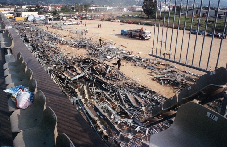 Le 5 mai 1992, une tribune du stade de Furiani montée à la hâte s'effondre avant la demi-finale de Coupe de France Bastia-OM.
