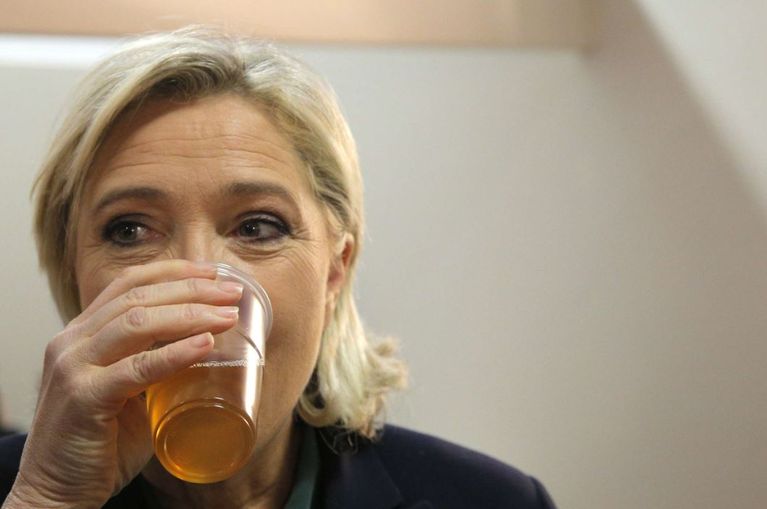 Marine Le Pen buvant de la bière au Salon du "Made in France", le 18 novembre 