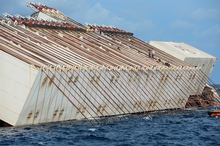 
Sur la partie émergée de la coque du Costa Concordia, d'immenses caissons ont été fixés pour permettre le redressement et le transport du navire. Des câbles d'acier vont être utilisés pour basculer la coque.
