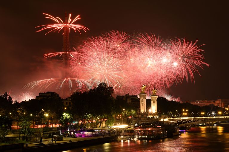 Feu d'artifice au-dessus de la tour Eiffel, le 14 juillet 2021 à Paris. 