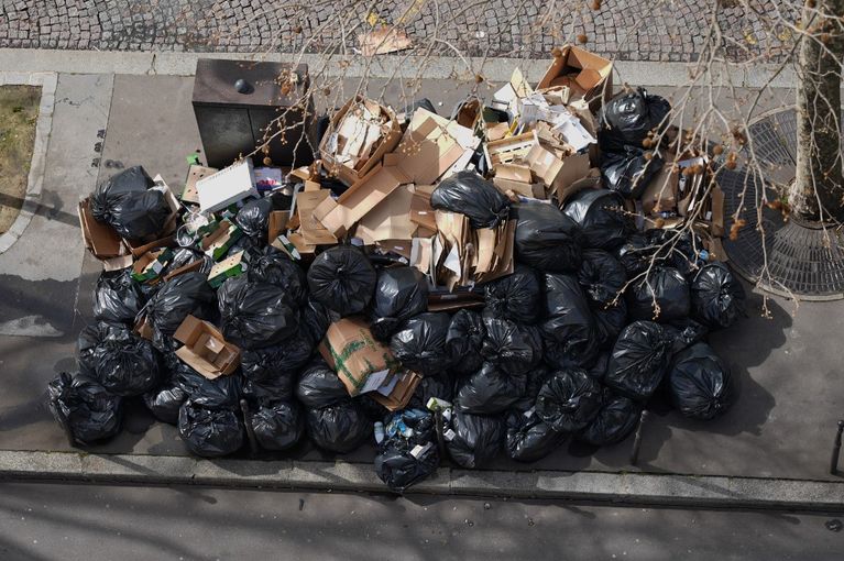 Les trottoirs de Paris jonchés d'ordures le 14 mars 2023.