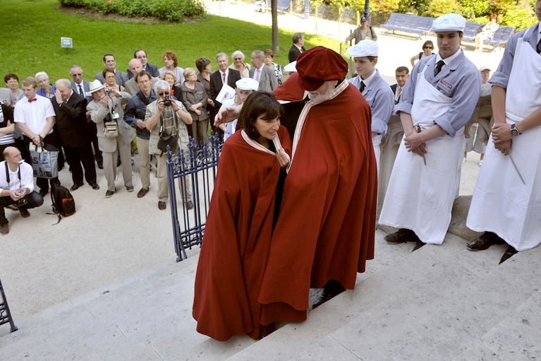
La première adjointe au maire de Paris, Anne Hidalgo monte les marches de la tour Saint-Jacques, à Paris, lors de son intronisation par des membres de "La jurande des compagnons de Saint Jacques de la Boucherie" le 23 mai 2010.
