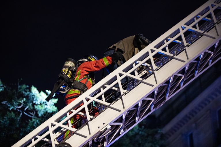 Un incendie a fait 1 mort et 13 blessés dont 2 graves à Paris le 4 juillet.