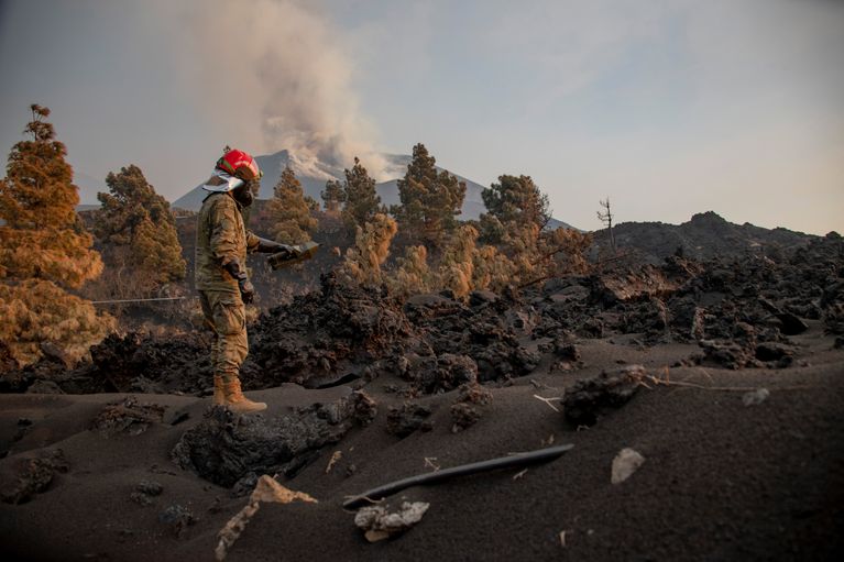 Le 1er novembre 2021, un membre du RDNBQ 1 de l'armée espagnole surveille les gaz dans les zones recouvertes de cendres après l'éruption du volcan Cumbre Vieja, sur l'île canarienne de La Palma.