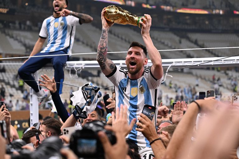 Lionel Messi soulève la Coupe du monde, le 18 décembre 2022.