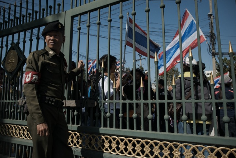 
En Thaïlande, la mobilisation ne faiblit pas au deuxième jour de l'opération lancée par des milliers de manifestants pour bloquer Bangkok. Une opération visant à chasser le gouvernement du pouvoir.
