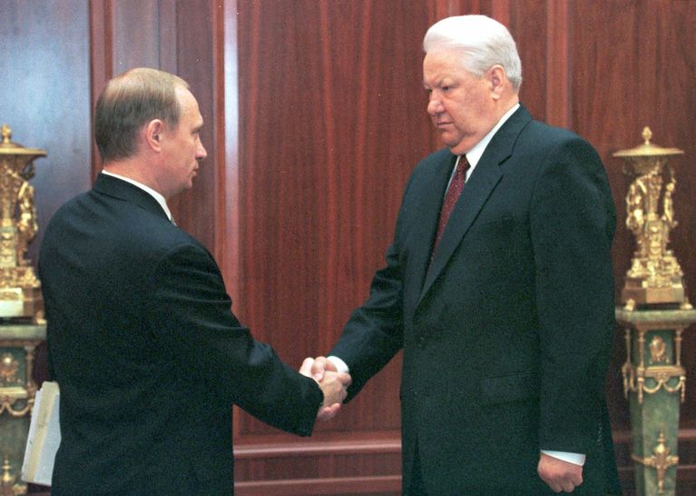 Vladimir Poutine, alors chef du FSB, rencontre le 6 juillet 1999 le président Boris Eltsine, qui lui confiera cette même année les clés du Kremlin.