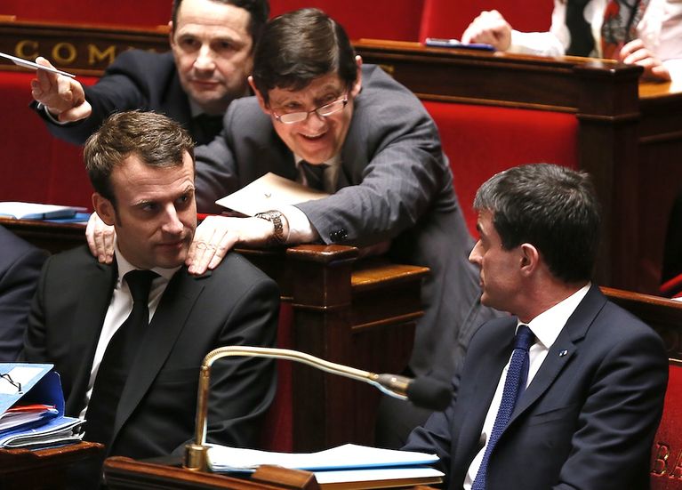 
A l'Assemblée ce mardi après-midi, Manuel Valls a promis qu'il ferait "tout" pour  que la loi d'Emmanuel Macron (ici massé par le ministre Patrick Kanner) "passe".
