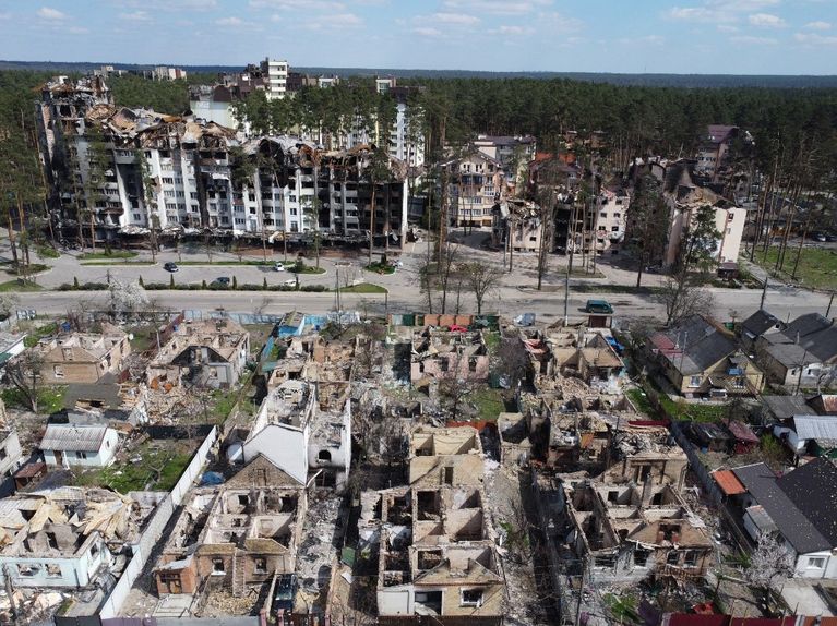 Cette photographie aérienne prise le 24 avril 2022 montre une zone résidentielle détruite à Irpin, au nord-ouest de Kiev, en pleine invasion russe de l'Ukraine.