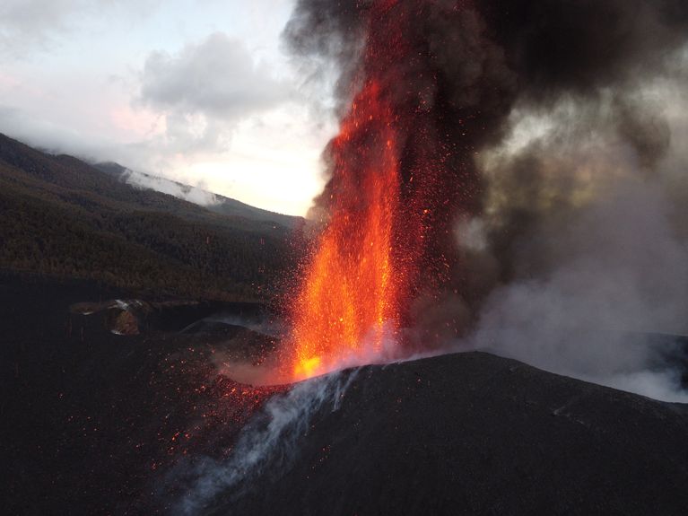 Le volcan Cumbre Vieja crache de la lave, des cendres et de la fumée, à Los Llanos de Aridane sur l'île canarienne de La Palma, le 27 octobre 2021.
