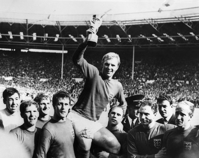 Bobby Charlton soulevant la Coupe du monde 1966;