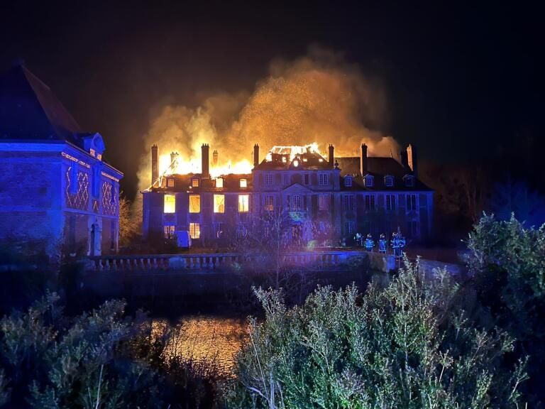Eure : le château de Serquigny, classé aux moments historiques, ravagé par un incendie