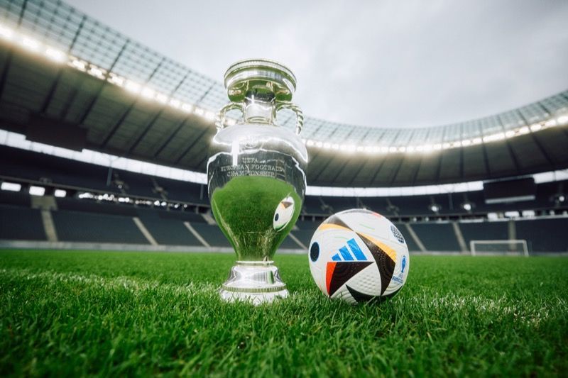 Euro 2024 : l'UEFA dévoile un ballon connecté, nouvel 