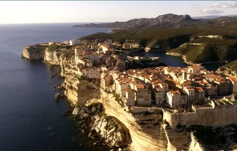 REPORTAGE - Corse : les célèbres falaises de Bonifacio menacées d'effondrement