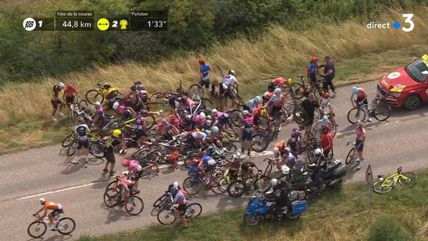 VIDÉO - Tour de France : une chute massive met une trentaine de coureuses à terre