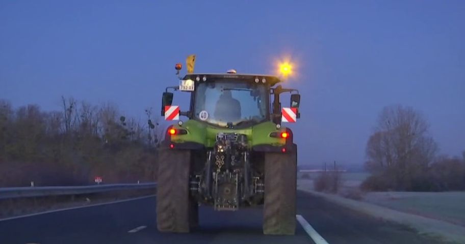 VIDÉO - Agriculteurs en colère : un convoi de tracteurs en route vers l'aéroport de Roissy-Charles de Gaulle