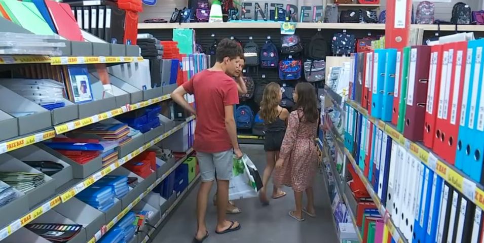 VIDÉO - Rentrée scolaire : les tactiques des supermarchés face à la concurrence des fournitures d'occasion