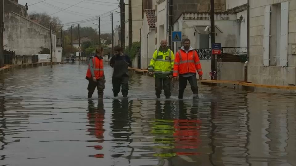 VIDÉO - Inondations en Charente-Maritime : les habitants de Saintes ont les pieds dans l'eau depuis une semaine
