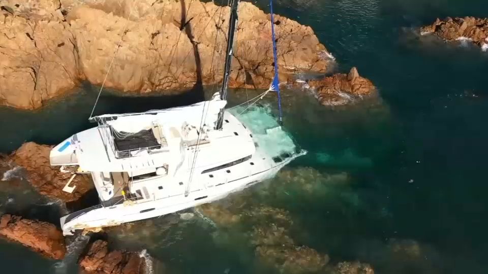 VIDÉO - Tempête en Corse : les images impressionnantes des carcasses de bateaux