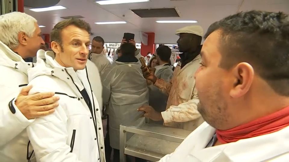 Retraites, pouvoir d'achat : bain de foule studieux au marché de Rungis pour Emmanuel Macron