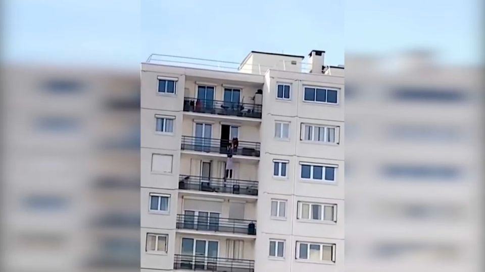 VIDÉO - À bout de force, un homme de 90 ans sauve sa femme de ménage d'une chute du 14e étage