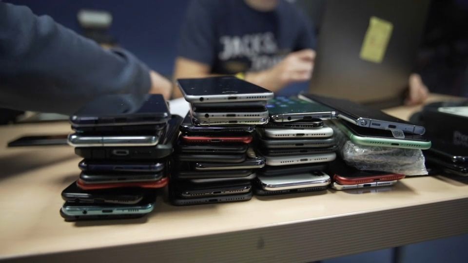 Ces milliards de portables inutilisés sur lesquels les opérateurs veulent mettre la main... pour la planète