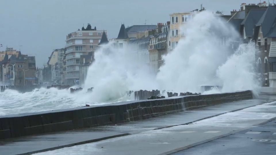 VIDÉO - Vents violents : la tempête Larisa frappe la France