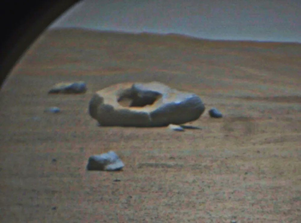 PHOTO - Sur Mars, une étrange météorite en forme de donut repérée par Perseverance